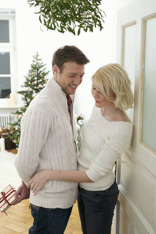 西方人,两个人,站,笑,微笑,露齿笑,竖图,室内,白天,侧面,毛衣,爱情,植物,礼盒,礼物,欧洲,圣诞节,欧洲人,握,阴影,服装,节日,庆祝,装饰,反射,花环,影子,纸盒,墙,圣诞树,浪漫,注视,休闲装,文化,墙壁,墙面,盒子,树,树木,衣服,绿色,白色,自然,包装盒,礼品盒,观察,看,站着,庆典,休闲,温暖,温馨,惊喜,休闲服,恩爱,握着,恋人,服饰,礼品,生长,成长,观看,纪念,华丽,修饰,圣诞花环,点缀,和睦,察看,关注,线衫,背手,衬托,美观,雅致,雅观,圣诞圈,男人,男性,年轻男性,年轻女性,女人,女性,白种人,情侣,站立,半身,彩图,绒衣,套衫,套头毛衣,线衣,伴侣,融洽