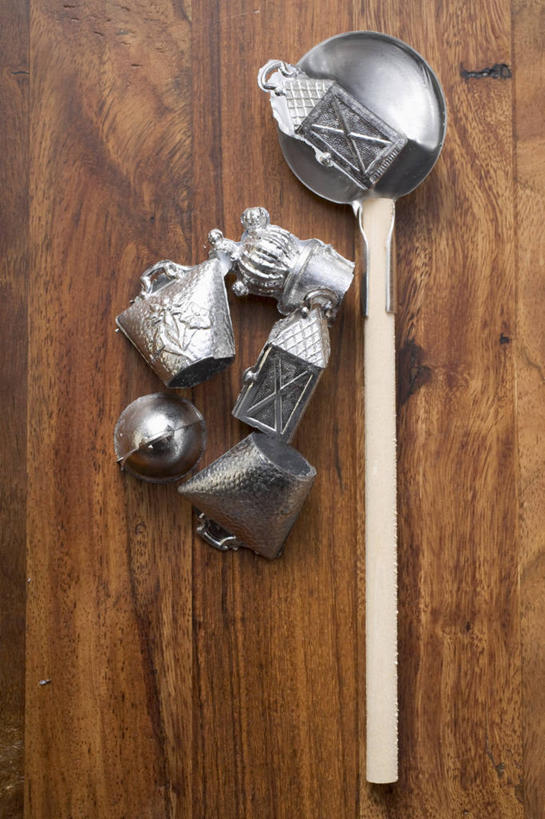 无人,竖图,俯视,室内,特写,白天,餐桌,桌子,静物,金属制品,阴影,反射,金属,木制,影子,勺子,木制品,调羹,汤匙,餐台,彩图,高角度拍摄