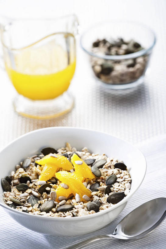 果汁,无人,竖图,俯视,室内,特写,白天,白色背景,早餐,餐桌,桌子,杯子,一堆,许多,阴影,堆叠,堆积,反射,影子,谷物,橙汁,食品,坚果,饮品,美食,饮食,玻璃制品,饮料,水杯,保健,摄影,影棚,餐台,堆,瓜子,麦片,甜橙,可口,燕麦片,南瓜子,适口,玻璃杯,橙子,橙,彩图,高角度拍摄,影棚拍摄,拍摄,鹄壳,黄橙,黄果,金橙,金环,金球,糖橙