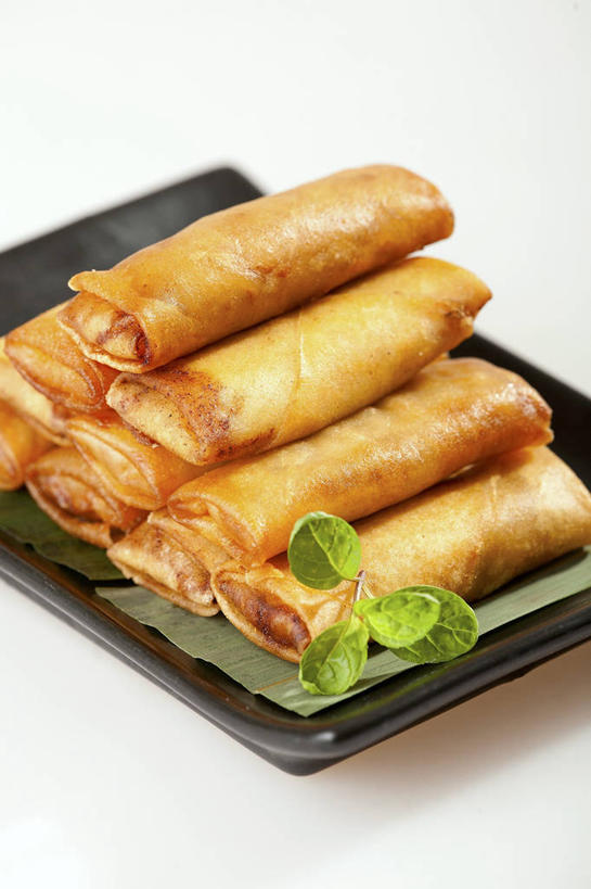 点心,无人,竖图,俯视,室内,特写,白天,白色背景,餐桌,桌子,餐具,叶子,一堆,许多,阴影,堆叠,堆积,反射,碟子,盘,影子,料理,食品,面点,绿叶,春卷,美食,食物,盘子,碟,中式,嫩叶,摄影,影棚,餐台,堆,薄饼,春饼,叶,叶片,彩图,高角度拍摄,影棚拍摄,拍摄