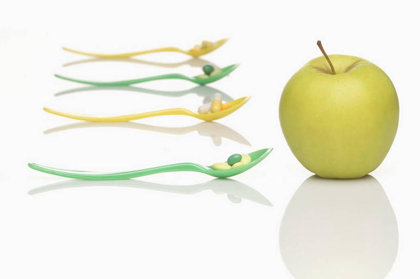 无人,横图,俯视,室内,特写,白天,白色背景,安全,餐桌,桌子,苹果,水果,一堆,许多,阴影,堆叠,堆积,新鲜,反射,药剂,影子,勺子,生食,食品,果实,防护,四把,胶囊,食物,一个,药品,调羹,汤匙,青苹果,治疗,摄影,有机食品,绿色食品,影棚,单个,餐台,堆,保护,药物,医疗,保险,预防,平安,彩图,高角度拍摄,影棚拍摄,拍摄