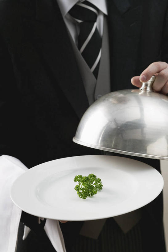 西方人,一个人,服务员,站,竖图,俯视,室内,特写,白天,衬衫,西装,蔬菜,餐具,金属制品,欧洲,欧洲人,仅一个男性,仅一个人,阴影,套装,正装,新鲜,反射,金属,碟子,纺织物,盖子,盘,影子,香菜,食品,领带,职业装,食物,仅一个年轻男性,一个,白色,盘子,碟,毛巾,打开,清洁,站着,有机食品,绿色食品,单个,保暖,开启,透气,防水,胡菜,香荽,原荽,园荽,芫荽,胡荽,莞荽,芫茜,芫蓿,莚葛草,莚荽菜,储水,耐磨,吸水,男人,男性,年轻男性,白种人,服务生,侍者,站立,半身,彩图,高角度拍摄,衬衣