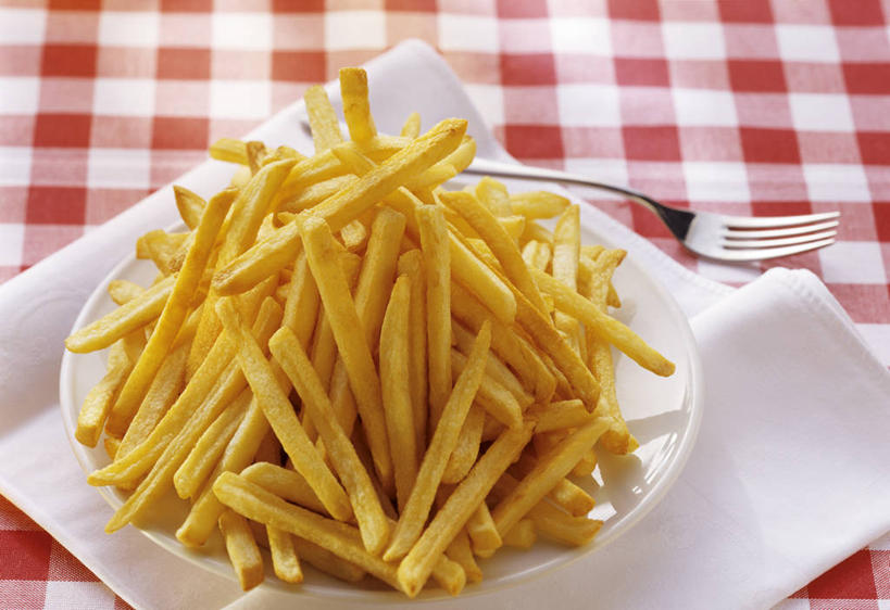 无人,横图,俯视,室内,特写,白天,烹饪,西餐,餐桌,桌子,餐具,一把,一堆,许多,阴影,堆叠,堆积,反射,布料,叉子,碟子,方格,格子,盘,影子,料理,食品,布纹,薯条,菜肴,美食,桌布,食物,黄色,红色,白色,盘子,餐巾,碟,台布,快餐,西式,佳肴,餐台,堆,西式快餐,垃圾食品,餐叉,进餐用具,彩图,高角度拍摄