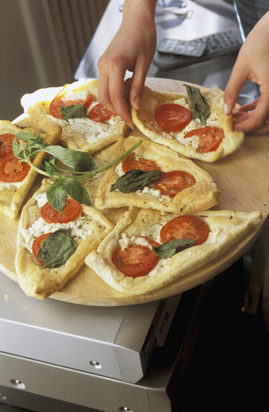 西方人,手,一个人,竖图,俯视,室内,特写,白天,烹饪,西餐,植物,蔬菜,西红柿,小番茄,叶子,欧洲,欧洲人,双手,仅一个年轻女性,仅一个女性,仅一个人,握,阴影,新鲜,反射,木制,影子,香料,料理,食品,披萨,匹萨,绿叶,草药,案板,菜肴,美食,中药,砧板,食物,红色,木制品,快餐,香草,手部,嫩叶,西式,握着,佳肴,有机食品,绿色食品,罗勒,比萨,紫苏,药材,中草药,西式快餐,垃圾食品,意大利薄饼,九层塔,圣约瑟夫草,甜罗勒,兰香,中药材,本草,小西红柿,樱桃小番茄,珍珠小番茄,年轻女性,女人,女性,白种人,叶,叶片,樱桃番茄,圣女果,番茄,半身,彩图,高角度拍摄