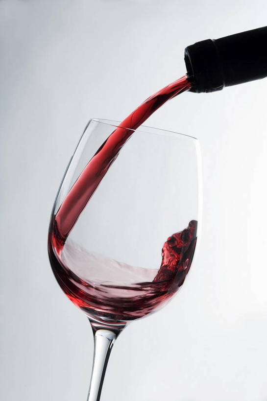 红酒,葡萄酒,无人,竖图,室内,特写,白天,白色背景,正面,杯子,倒,阴影,反射,高脚杯,影子,红酒杯,酒类,一杯,红酒瓶,玻璃制品,酒,酒瓶,饮料,玻璃瓶,酒杯,瓶子,红葡萄酒,摄影,影棚,葡萄酒杯,葡萄酒瓶,玻璃杯,彩图,影棚拍摄,拍摄