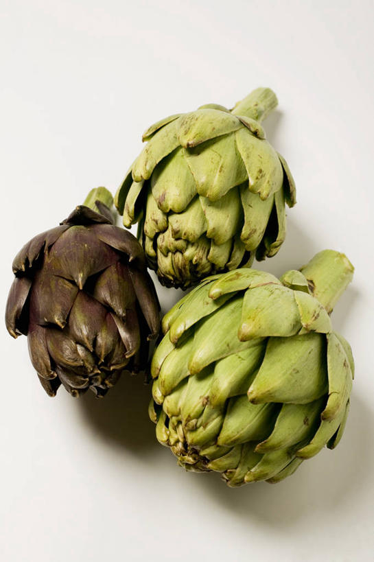 无人,竖图,俯视,室内,特写,白天,白色背景,餐桌,桌子,蔬菜,阴影,新鲜,反射,影子,朝鲜蓟,食品,食物,三个,洋蓟,摄影,有机食品,绿色食品,影棚,餐台,彩图,高角度拍摄,影棚拍摄,拍摄,菜蓟,法国百合,球洋蓟,蔬菜之皇,洋百合