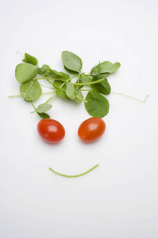 面食,面条,无人,笑,微笑,竖图,俯视,室内,特写,白天,白色背景,餐桌,桌子,蔬菜,西红柿,小番茄,叶子,阴影,新鲜,反射,影子,面,食品,绿叶,食物,两个,红色,嫩叶,摄影,有机食品,绿色食品,影棚,餐台,小西红柿,樱桃小番茄,珍珠小番茄,叶,叶片,樱桃番茄,圣女果,番茄,彩图,高角度拍摄,影棚拍摄,拍摄,拟人