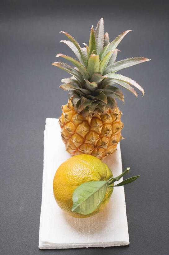 无人,竖图,俯视,室内,特写,白天,餐桌,桌子,菠萝,柑橘,餐具,水果,叶子,阴影,灰色背景,新鲜,反射,碟子,盘,影子,生食,食品,果实,绿叶,食物,两个,白色,盘子,碟,嫩叶,摄影,有机食品,绿色食品,影棚,餐台,柑桔,叶,叶片,橘子,桔子,凤梨,彩图,高角度拍摄,影棚拍摄,拍摄,大红蜜橘,大红袍,红橘,黄橘,宽皮橘