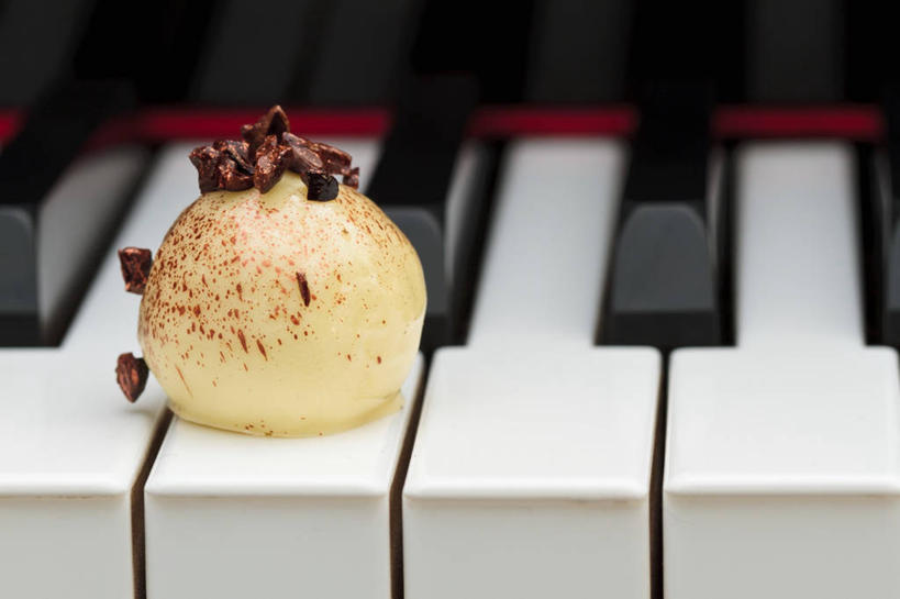 无人,横图,俯视,室内,特写,白天,键盘,阴影,朦胧,模糊,反射,影子,钢琴,食品,糖,糖果,甜点,甜品,乐器,白巧克力,食物,一个,甜食,巧克力,单个,朱古力,键盘乐器,彩图,高角度拍摄