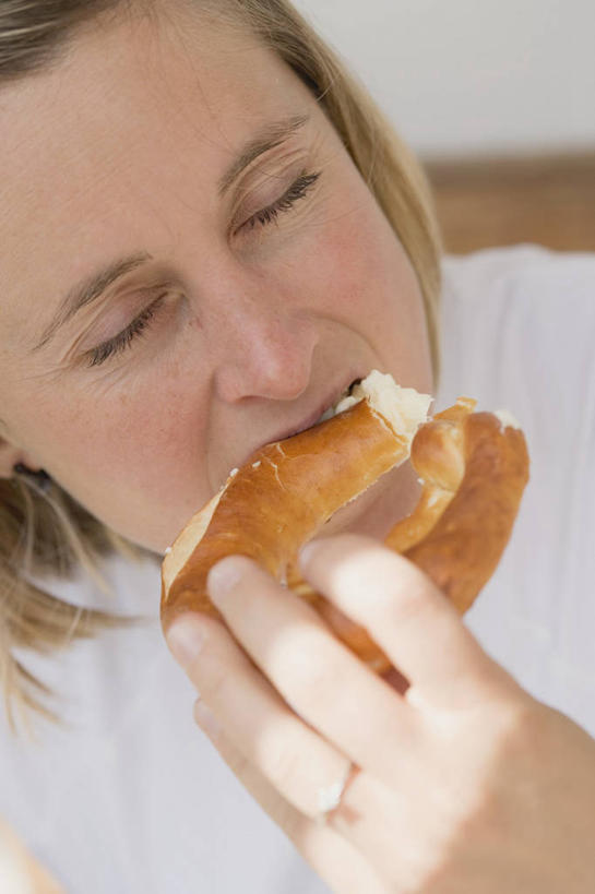 点心,西方人,脸,头,脸颊,手,一个人,闭眼,吃,竖图,室内,特写,白天,正面,爱情,欧洲,欧洲人,仅一个年轻女性,仅一个女性,仅一个人,握,阴影,服装,反射,影子,食品,面点,浪漫,休闲装,装饰品,食物,糕点,一个,衣服,戒指,饰品,首饰,饼干,零食,休闲,手部,休闲服,恩爱,握着,服饰,单个,单手,信物,权利,手饰,椒盐卷饼,年轻女性,女人,女性,白种人,头部,脸部,脸蛋,面部,闭眼睛,闭着眼,闭着眼睛,嚼,食,半身,彩图