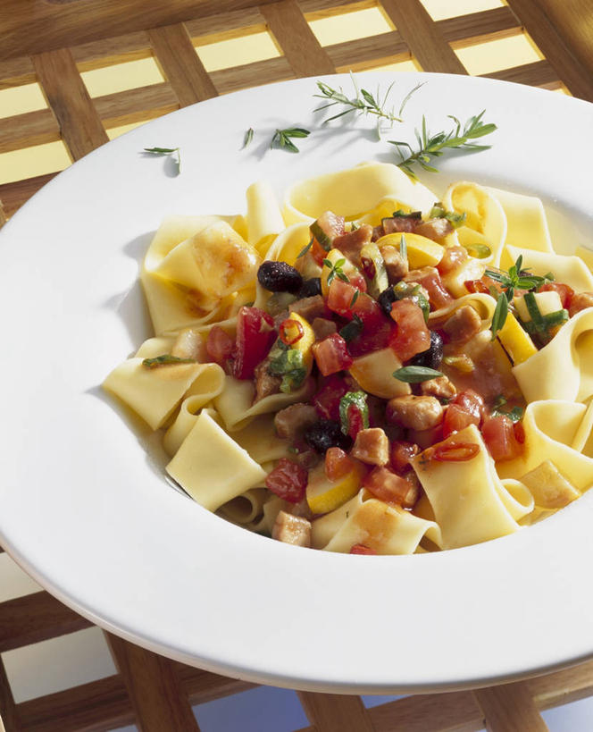 面食,面条,意大利面,无人,竖图,俯视,室内,特写,白天,西餐,餐桌,桌子,蔬菜,西红柿,一堆,许多,阴影,堆叠,堆积,新鲜,反射,影子,陶瓷,调味,面,肉,香料,鱼肉,佐料,料理,食品,陶瓷制品,鲔鱼,金枪鱼,肉类,食物,一个,白色,容器,碗,西式,有机食品,绿色食品,单个,餐台,储藏,堆,配料,吞拿鱼,储存,肉食,作料,番茄,彩图,高角度拍摄,贮存