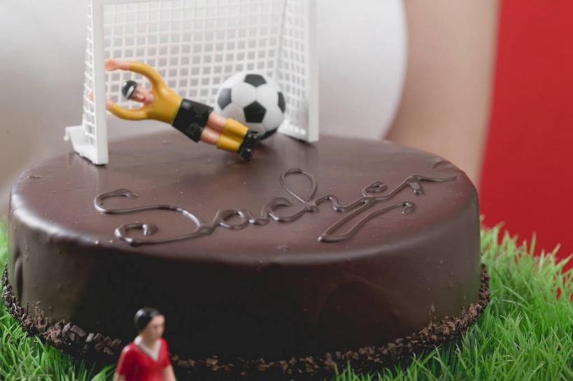 点心,西方人,一个人,运动员,栏杆,躺,横图,俯视,室内,特写,白天,下午茶,足球,草地,草坪,植物,雕塑,欧洲,欧洲人,仅一个年轻女性,仅一个女性,仅一个人,守门员,阴影,红色背景,艺术,装饰,反射,雕刻,雕像,球门,影子,围栏,食品,糖,糖果,甜点,甜品,足球装备,足球运动员,巧克力蛋糕,运动器械,护栏,草,食物,糕点,绿色,工艺品,甜食,巧克力,健身器械,摄影,影棚,纪念,朱古力,美术,主题,健身器材,陈列,功能,美学,蹴鞠,卧着,足球运动,年轻女性,女人,女性,白种人,体育运动员,运动选手,躺着,卧,半身,彩图,高角度拍摄,影棚拍摄,拍摄,运动器材,蛋糕