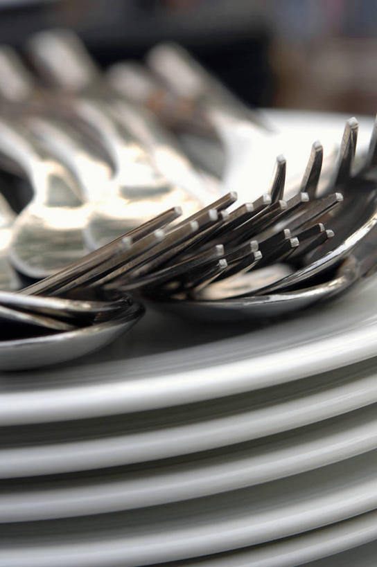 无人,竖图,俯视,室内,特写,白天,静物,餐具,一堆,许多,阴影,堆叠,堆积,朦胧,模糊,反射,叉子,刀叉,刀子,碟子,盘,影子,白色,盘子,碟,堆,餐刀,餐叉,进餐用具,彩图,高角度拍摄