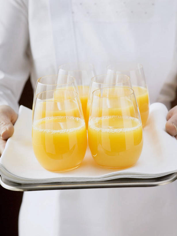 果汁,西方人,一个人,服务员,捧,竖图,俯视,室内,特写,白天,杯子,餐具,欧洲,欧洲人,仅一个年轻女性,仅一个女性,仅一个人,阴影,服装,反射,碟子,盘,影子,橙汁,饮品,四杯,休闲装,玻璃制品,饮料,衣服,盘子,水杯,碟,休闲,休闲服,服饰,甜橙,可口,适口,年轻女性,女人,女性,白种人,服务生,侍者,玻璃杯,橙子,橙,端,端着,捧着,手捧,半身,彩图,高角度拍摄,鹄壳,黄橙,黄果,金橙,金环,金球,糖橙