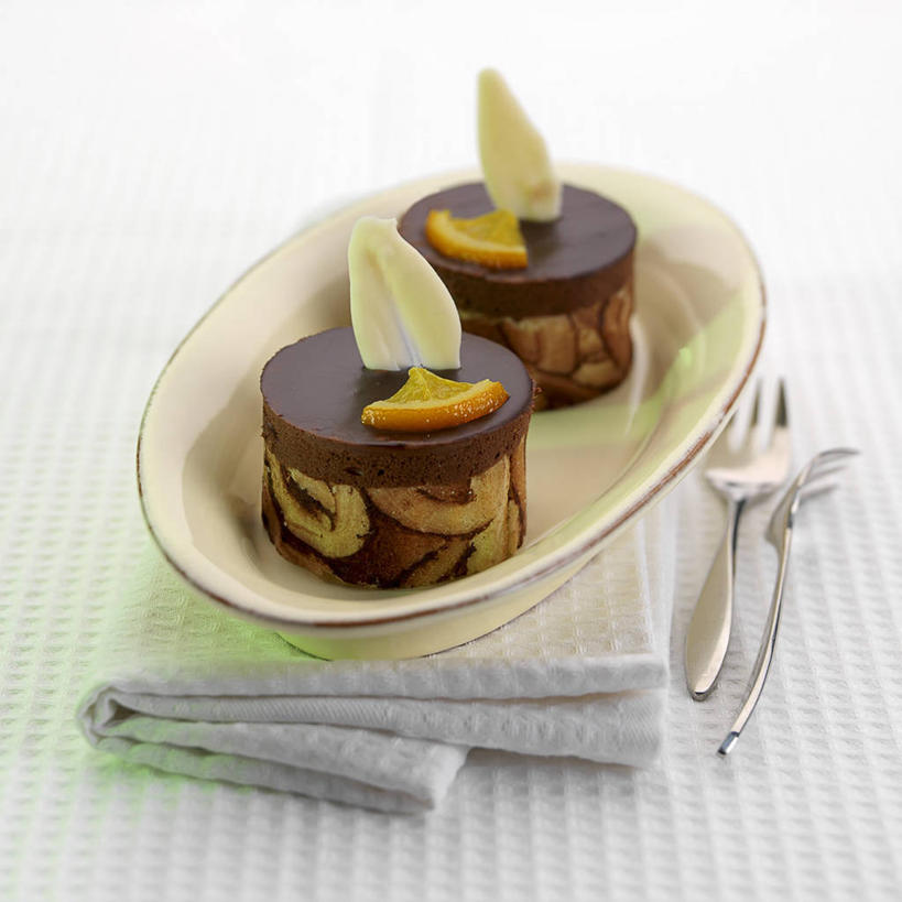 点心,无人,方图,俯视,室内,特写,白天,下午茶,餐桌,桌子,柑橘,餐具,水果,两块,阴影,新鲜,反射,布料,叉子,刀叉,刀子,影子,陶瓷,生食,食品,果实,陶瓷制品,布纹,桌布,食物,糕点,餐巾,容器,台布,碗,摄影,有机食品,绿色食品,影棚,餐台,储藏,储存,餐刀,餐叉,柑桔,进餐用具,橘子,桔子,彩图,高角度拍摄,影棚拍摄,拍摄,大红蜜橘,大红袍,红橘,黄橘,宽皮橘,贮存,蛋糕