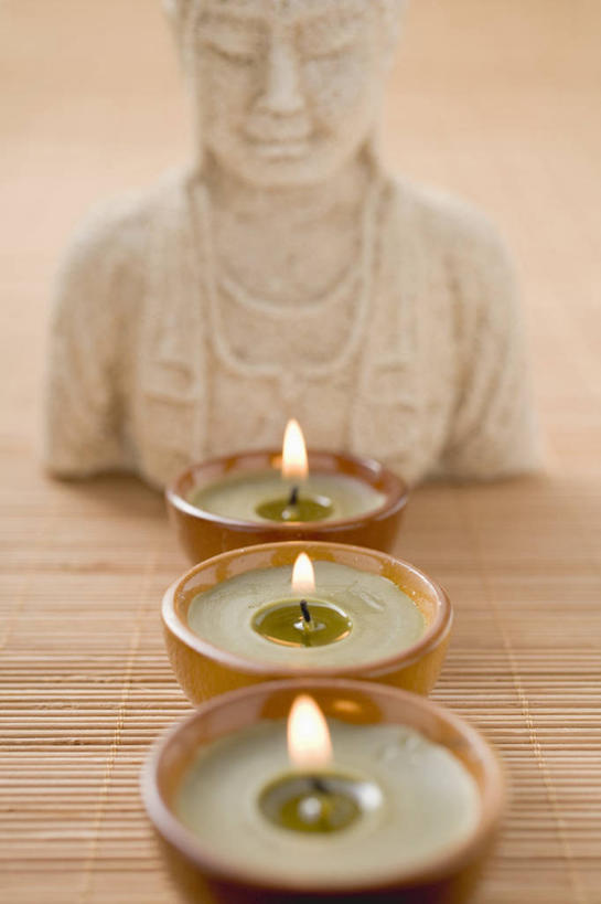 无人,竖图,俯视,室内,特写,白天,蜡烛,雕塑,一排,节日,艺术,整齐,装饰,雕刻,雕像,文化,排列,三个,香薰,工艺品,祈祷,健康,放松,许愿,芳香疗法,宗教,信仰,纪念,祈求,美术,队列,主题,舒心,舒缓,陈列,养颜,功能,美学,减压,烛炬,香薰疗法,平安,彩图,高角度拍摄,香薰蜡烛