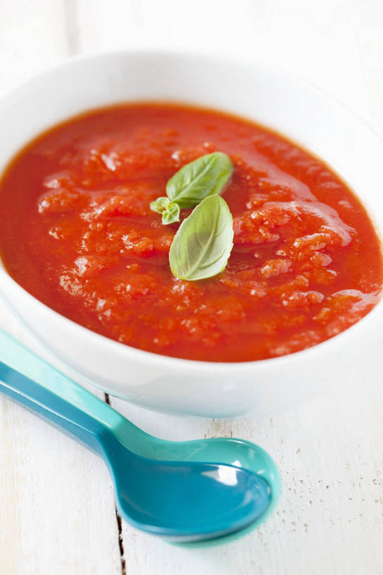 无人,竖图,俯视,室内,特写,白天,餐桌,桌子,蔬菜,西红柿,叶子,阴影,新鲜,反射,影子,勺子,陶瓷,调料,酱料,酱汁,茄汁,佐料,食品,绿叶,陶瓷制品,调味品,调味料,番茄酱,酱,食物,两个,红色,容器,调羹,汤匙,碗,嫩叶,有机食品,绿色食品,餐台,储藏,储存,叶,叶片,番茄,彩图,高角度拍摄,贮存