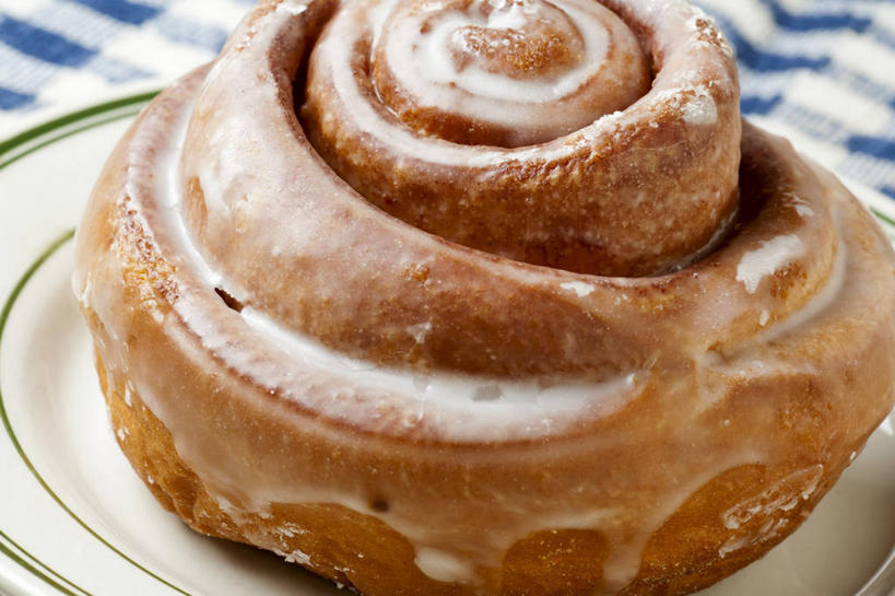 点心,面包,无人,横图,俯视,室内,特写,白天,餐桌,桌子,餐具,阴影,朦胧,模糊,反射,布料,碟子,方格,格子,盘,影子,食品,面点,布纹,桌布,食物,糕点,一个,盘子,餐巾,碟,台布,单个,餐台,彩图,高角度拍摄,肉桂面包,肉桂面包卷