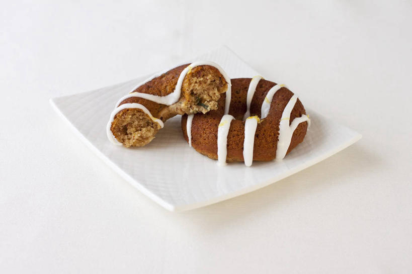 点心,面包,无人,横图,俯视,室内,特写,白天,白色背景,植物,餐桌,桌子,柠檬,餐具,水果,咬,阴影,新鲜,反射,碟子,盘,影子,生食,香料,食品,面点,果实,草药,中药,食物,糕点,一个,白色,盘子,碟,香草,甜甜圈,摄影,有机食品,绿色食品,影棚,单个,餐台,罗勒,紫苏,药材,中草药,九层塔,圣约瑟夫草,甜罗勒,兰香,中药材,本草,多纳滋面包,唐纳滋,面包圈,益母果,柠果,彩图,高角度拍摄,影棚拍摄,拍摄