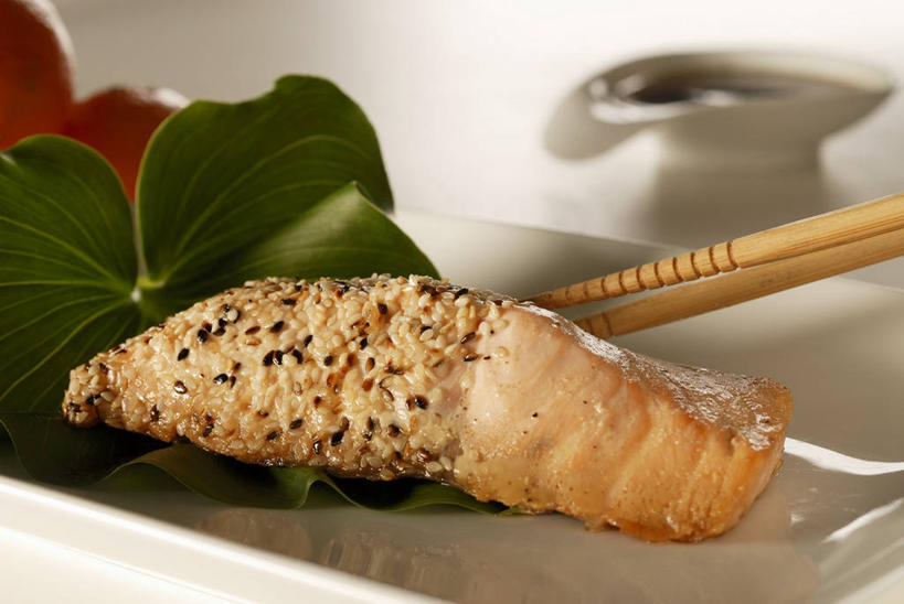 三文鱼,无人,横图,俯视,室内,特写,白天,白色背景,餐桌,桌子,鲑鱼,餐具,叶子,阴影,反射,碟子,盘,影子,肉,鱼肉,芝麻,绿叶,肉类,白色,盘子,碟,嫩叶,摄影,影棚,餐台,大马哈鱼,肉食,撒蒙鱼,萨门鱼,冰海之皇,鲑,脂麻,胡麻,白麻,巨胜子,马哈鱼,麻哈鱼,大麻哈鱼,油麻,叶,叶片,彩图,高角度拍摄,影棚拍摄,拍摄