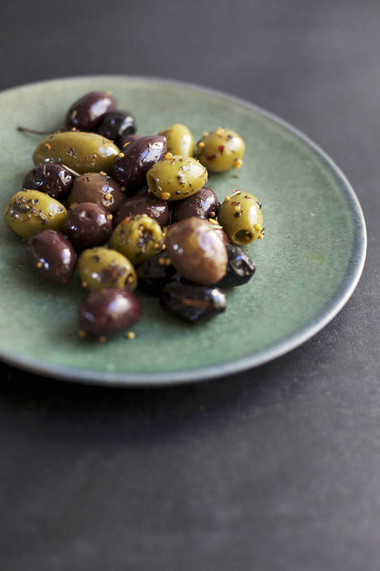 无人,竖图,俯视,室内,特写,白天,餐桌,桌子,橄榄,餐具,水果,一堆,许多,阴影,堆叠,堆积,灰色背景,新鲜,反射,碟子,盘,影子,生食,食品,果实,食物,一个,盘子,碟,摄影,有机食品,绿色食品,影棚,单个,餐台,堆,黑橄榄,乌橄榄,乌榄,油橄榄,青果,白榄,彩图,高角度拍摄,影棚拍摄,拍摄