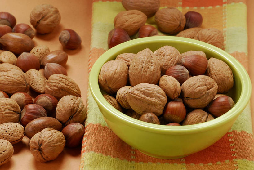 无人,横图,俯视,室内,特写,白天,餐桌,桌子,杏仁,一堆,许多,阴影,堆叠,堆积,棕色背景,反射,布料,影子,坚果,果实,布纹,桌布,餐巾,台布,干果,摄影,影棚,餐台,堆,榛子,山板栗,杏子,杏梅仁,杏核仁,木落子,苦杏仁,彩图,高角度拍摄,影棚拍摄,拍摄