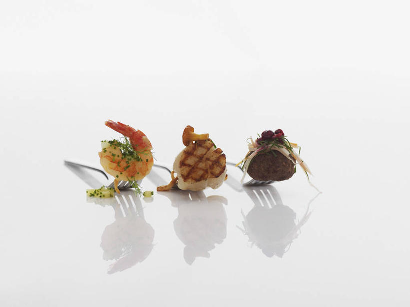 海鲜,无人,横图,俯视,室内,特写,白天,白色背景,烹饪,西餐,餐桌,桌子,餐具,一排,阴影,整齐,反射,叉子,影子,调味,虾,香料,佐料,料理,食品,三把,扇贝,水产,菜肴,美食,大虾,海洋生物,食物,排列,西式,摄影,佳肴,影棚,对虾,餐台,海扇,配料,队列,水生动物,海产品,水生物,海底动物,餐叉,斑节虾,作料,东方对虾,中国对虾,进餐用具,彩图,高角度拍摄,影棚拍摄,拍摄