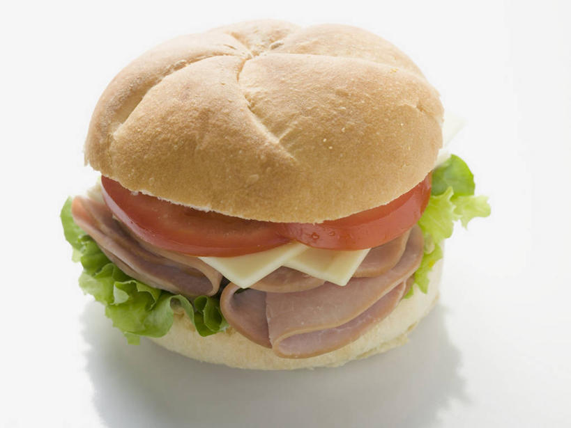 点心,面包,奶酪,无人,横图,俯视,室内,特写,白天,白色背景,烹饪,西餐,餐桌,桌子,蔬菜,西红柿,阴影,新鲜,反射,影子,生菜,莴苣,干酪,汉堡,起司,料理,食品,面点,芝士,营养,菜肴,美食,食物,糕点,一个,快餐,乳酪,西式,摄影,佳肴,有机食品,绿色食品,影棚,单个,餐台,乳制品,发酵,西式快餐,垃圾食品,小圆面包,春菜,鹅仔菜,莴仔菜,千金菜,叶用莴苣,番茄,彩图,高角度拍摄,影棚拍摄,拍摄