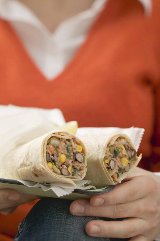 西方人,手,一个人,竖图,室内,特写,白天,正面,毛衣,衬衫,烹饪,西餐,植物,豆,蔬菜,欧洲,欧洲人,仅一个年轻女性,仅一个女性,仅一个人,握,阴影,服装,朦胧,模糊,新鲜,反射,影子,豆类,豆子,料理,食品,休闲装,菜肴,美食,食物,衣服,快餐,休闲,手部,休闲服,西式,握着,服饰,佳肴,有机食品,绿色食品,单手,横截面,线衫,剖面,鸡肉卷,西式快餐,豆科,墨西哥鸡肉卷,截面,截面图形,年轻女性,女人,女性,白种人,半身,彩图,衬衣,绒衣,套衫,套头毛衣,线衣