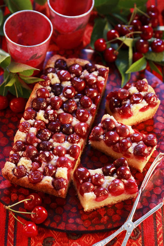 点心,无人,竖图,俯视,室内,特写,白天,下午茶,餐桌,桌子,樱桃,杯子,餐具,水果,阴影,新鲜,反射,碟子,盘,影子,生食,食品,果实,玻璃制品,食物,糕点,红色,盘子,水杯,碟,有机食品,绿色食品,餐台,玻璃杯,樱珠,莺桃,英桃,楔桃,牛桃,荆桃,彩图,高角度拍摄,蛋糕