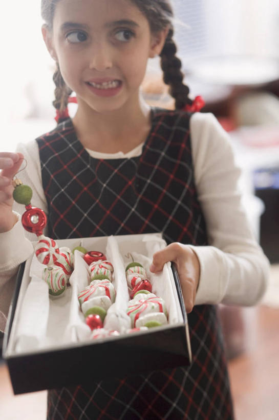 西方人,儿童,一个人,站,笑,微笑,露齿笑,竖图,室内,白天,正面,纯洁,地板,餐具,欧洲,圣诞节,欧洲人,仅一个女性,仅一个人,阴影,服装,节日,朦胧,模糊,庆祝,装饰,反射,碟子,挂饰,盘,影子,食品,糖,糖果,甜点,甜品,圣诞球,地面,拎,注视,休闲装,文化,木地板,球,食物,小孩,衣服,盘子,碟,甜食,观察,看,站着,仅一个小孩,庆典,休闲,球体,休闲服,可爱,童年,童趣,服饰,观看,纪念,华丽,修饰,点缀,察看,关注,薄荷糖,童真,硬糖,烂漫,无邪,衬托,美观,雅致,雅观,天真,女孩,女人,女性,白种人,孩子,站立,半身,彩图,女生,拎着