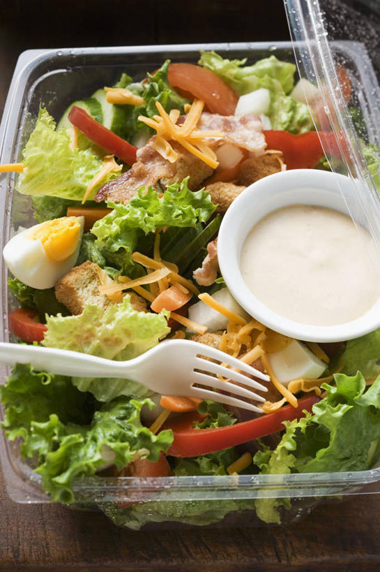 奶酪,无人,竖图,俯视,室内,特写,白天,餐桌,桌子,辣椒,蔬菜,餐具,一堆,许多,阴影,堆叠,堆积,新鲜,反射,叉子,影子,塑料,陶瓷,生菜,莴苣,蛋,调料,鸡蛋,酱料,酱汁,生食,蔬菜沙拉,佐料,干酪,起司,沙拉,食品,陶瓷制品,调味品,芝士,营养,调味料,色拉,酱,沙律,食物,容器,塑料制品,碗,乳酪,有机食品,绿色食品,餐台,色拉酱,储藏,堆,乳制品,储存,千岛酱,发酵,彩椒,餐叉,辣角,红海椒,大椒,辣虎,广椒,春菜,鹅仔菜,莴仔菜,千金菜,卵,叶用莴苣,进餐用具,甜椒,柿子椒,辣子,海椒,番椒,灯笼椒,彩图,高角度拍摄,贮存