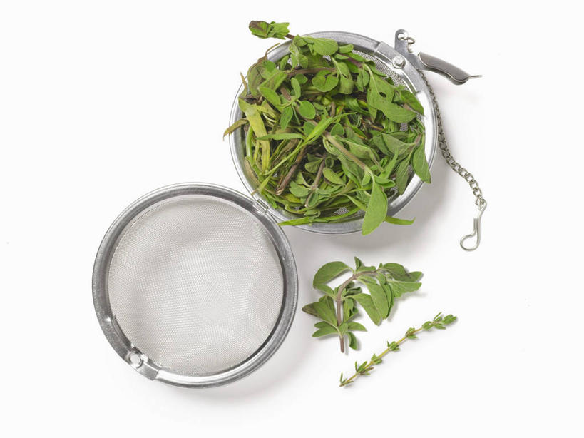 无人,横图,俯视,室内,特写,白天,白色背景,植物,餐桌,桌子,叶子,金属制品,阴影,反射,金属,滤器,影子,勺子,绿叶,草药,药草,中药,香草,嫩叶,摄影,影棚,餐台,药材,中草药,漏勺,中药材,本草,芳香植物,叶,叶片,彩图,高角度拍摄,影棚拍摄,拍摄