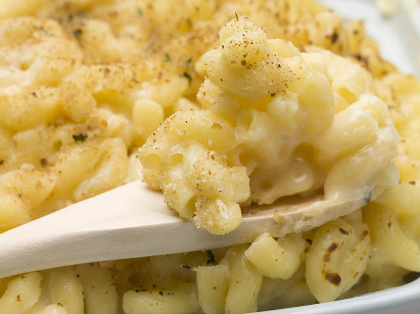 面食,奶酪,通心粉,无人,横图,俯视,室内,特写,白天,西餐,餐桌,桌子,餐具,一堆,许多,阴影,堆叠,堆积,反射,木制,碟子,盘,影子,勺子,面,通心面,干酪,起司,料理,食品,芝士,营养,食物,一个,白色,盘子,木制品,调羹,碟,汤匙,乳酪,西式,单个,餐台,堆,乳制品,发酵,彩图,高角度拍摄