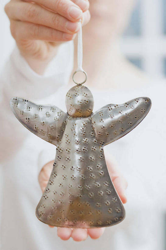 西方人,手,一个人,竖图,室内,特写,白天,正面,欧洲,圣诞节,欧洲人,仅一个年轻女性,仅一个女性,仅一个人,天使,阴影,服装,节日,朦胧,模糊,庆祝,装饰,反射,翅膀,影子,拎,休闲装,文化,一个,衣服,饰品,庆典,休闲,手部,休闲服,服饰,单个,纪念,单手,华丽,修饰,点缀,神圣,善良,信徒,衬托,美观,雅致,雅观,使者,圣洁,年轻女性,女人,女性,白种人,半身,彩图,拎着