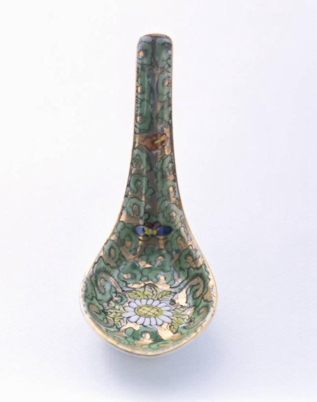 无人,竖图,俯视,室内,特写,白天,白色背景,绘画,餐桌,桌子,静物,一把,阴影,反射,彩绘,瓷器,影子,勺子,陶瓷,调羹,汤匙,摄影,影棚,餐台,陶艺,彩釉,画画,彩图,高角度拍摄,影棚拍摄,拍摄