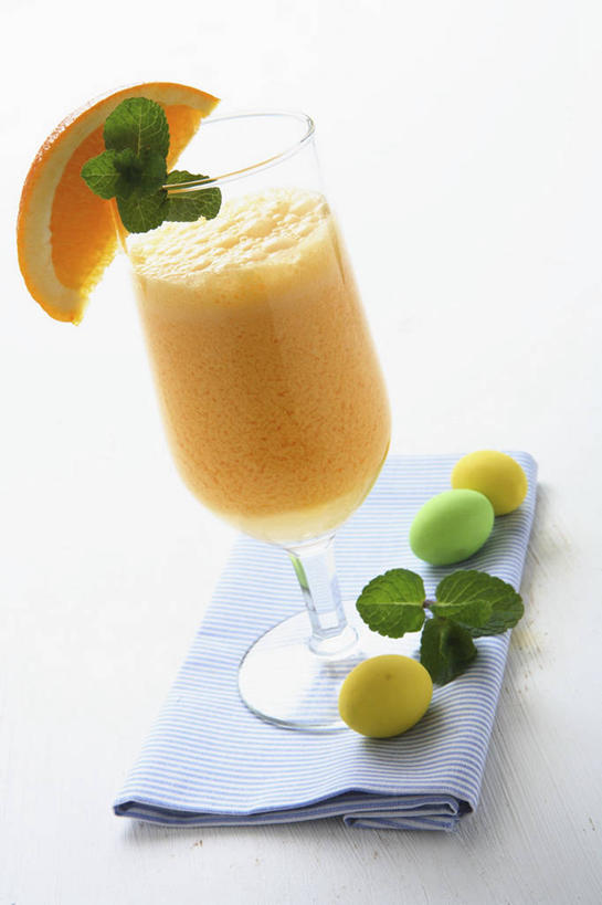 果汁,无人,竖图,俯视,室内,特写,白天,白色背景,餐桌,桌子,水果,叶子,阴影,新鲜,反射,布料,影子,生食,橙汁,食品,果实,绿叶,饮品,布纹,桌布,食物,饮料,餐巾,台布,嫩叶,摄影,有机食品,绿色食品,影棚,餐台,甜橙,可口,适口,叶,叶片,橙子,橙,彩图,高角度拍摄,影棚拍摄,拍摄,鹄壳,黄橙,黄果,金橙,金环,金球,糖橙