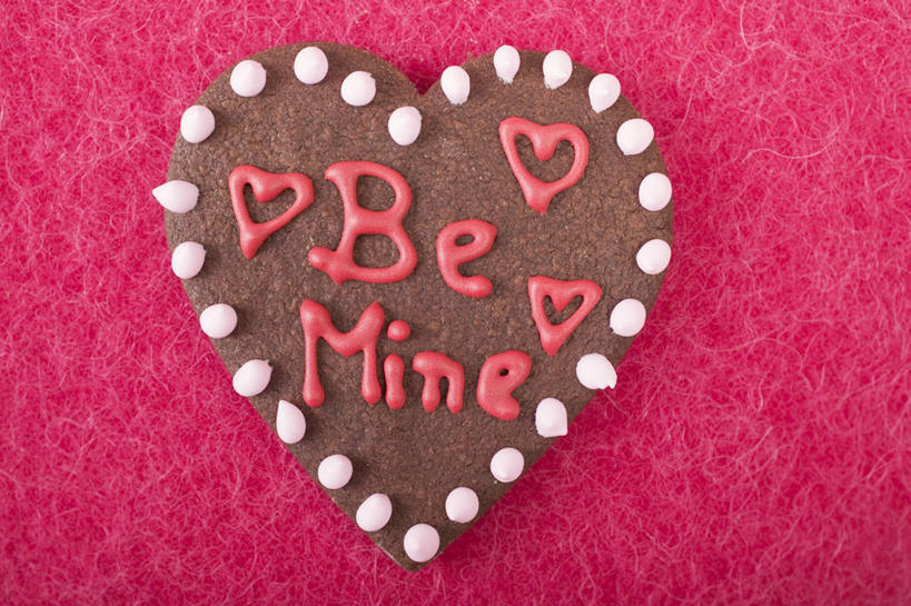 无人,横图,俯视,室内,特写,白天,爱情,餐桌,桌子,情人节,阴影,红色背景,节日,爱心,庆祝,反射,英文,标志,文字,影子,字符,字母,食品,糖,糖果,甜点,甜品,浪漫,文化,标识,食物,红色,甜食,巧克力,庆典,温暖,温馨,心形,恩爱,摄影,影棚,餐台,纪念,朱古力,英文字母,和睦,心型,彩图,高角度拍摄,影棚拍摄,拍摄,融洽