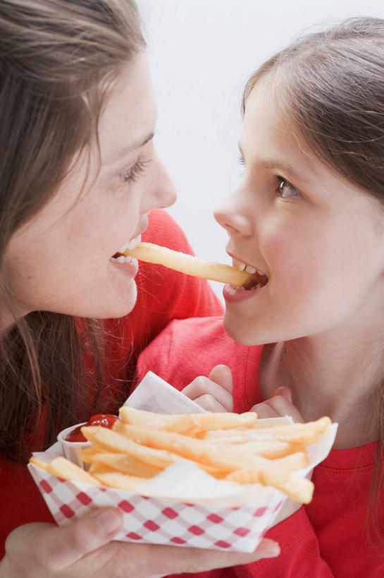 西方人,儿童,两个人,家庭,母亲,女儿,站,吃,竖图,室内,白天,白色背景,正面,烹饪,西餐,纯洁,餐桌,桌子,欧洲,欧洲人,一堆,许多,咬,阴影,堆叠,堆积,服装,反射,影子,纸盒,料理,食品,注视,休闲装,薯条,菜肴,美食,相视,盒子,食物,小孩,衣服,包装盒,快餐,观察,看,站着,休闲,温暖,温馨,母女,一家人,面对面,休闲服,可爱,母爱,童年,童趣,西式,摄影,服饰,佳肴,影棚,餐台,观看,堆,对视,咬着,和睦,察看,互视,关注,相对,童真,西式快餐,垃圾食品,烂漫,无邪,相看,天真,年轻女性,女孩,女人,女性,白种人,孩子,年轻人,嚼,食,站立,半身,彩图,影棚拍摄,拍摄,融洽,女生