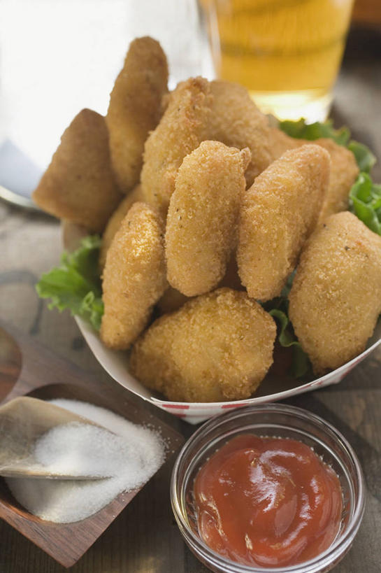 无人,竖图,俯视,室内,特写,白天,烹饪,餐桌,桌子,蔬菜,杯子,金属制品,一堆,许多,阴影,堆叠,堆积,新鲜,反射,金属,影子,生菜,莴苣,调料,鸡肉,酱料,酱汁,茄汁,肉,油炸,佐料,料理,食品,调味品,调味料,番茄酱,鸡块,酱,菜肴,美食,肉类,玻璃制品,食物,容器,水杯,碗,佳肴,有机食品,绿色食品,餐台,储藏,堆,储存,炸鸡块,肉食,春菜,鹅仔菜,莴仔菜,千金菜,叶用莴苣,玻璃杯,彩图,高角度拍摄,贮存