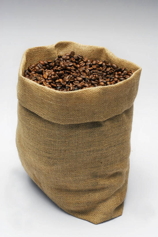 咖啡,无人,竖图,俯视,室内,特写,白天,白色背景,植物,餐桌,桌子,豆,袋子,一堆,许多,阴影,堆叠,堆积,反射,影子,豆类,豆子,麻袋,容器,咖啡豆,摄影,影棚,餐台,储藏,堆,储存,豆科,咖啡因,彩图,高角度拍摄,影棚拍摄,拍摄,贮存