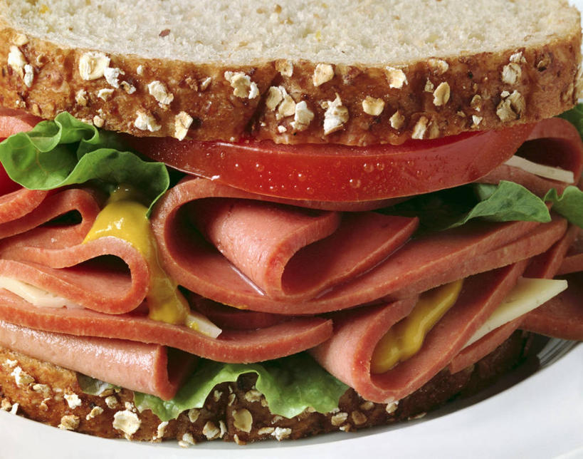 点心,面包,无人,横图,俯视,室内,特写,白天,烹饪,西餐,蔬菜,西红柿,阴影,新鲜,反射,影子,生菜,莴苣,肉,芝麻,三明治,料理,食品,面点,火腿,猪肉,菜肴,美食,肉类,食物,腌制,糕点,一个,快餐,西式,佳肴,有机食品,绿色食品,单个,肉食,西式快餐,三文治,豚肉,脂麻,胡麻,白麻,巨胜子,春菜,鹅仔菜,莴仔菜,千金菜,油麻,叶用莴苣,熏制,火肉,兰熏,猪腿,番茄,彩图,高角度拍摄