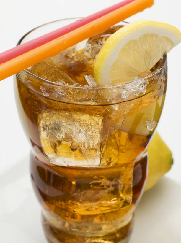 无人,竖图,俯视,室内,特写,白天,白色背景,餐桌,桌子,柠檬,杯子,水果,一堆,许多,阴影,堆叠,堆积,新鲜,反射,影子,塑料,冰,生食,冰块,食品,果实,饮品,一杯,冷冻,可乐,玻璃制品,食物,饮料,两个,水杯,塑料制品,吸管,碳酸饮料,寒冷,摄影,有机食品,绿色食品,影棚,冷藏,餐台,堆,冰冷,空心,可口,饮管,保鲜,适口,玻璃杯,益母果,柠果,彩图,高角度拍摄,影棚拍摄,拍摄,圆柱状