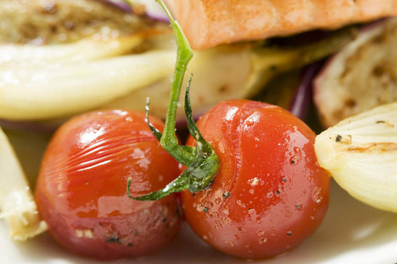 三文鱼,无人,横图,俯视,室内,特写,白天,餐桌,桌子,鲑鱼,蔬菜,西红柿,小番茄,阴影,朦胧,模糊,新鲜,反射,影子,肉,鱼肉,食品,肉类,食物,红色,有机食品,绿色食品,餐台,大马哈鱼,肉食,撒蒙鱼,萨门鱼,冰海之皇,鲑,马哈鱼,麻哈鱼,大麻哈鱼,小西红柿,樱桃小番茄,珍珠小番茄,樱桃番茄,圣女果,番茄,彩图,高角度拍摄