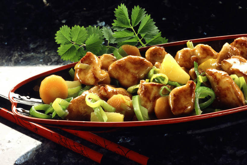 无人,横图,俯视,室内,特写,白天,烹饪,中餐,餐桌,筷子,桌子,菠萝,餐具,水果,叶子,一堆,一双,许多,阴影,堆叠,堆积,黑色背景,新鲜,反射,木制,影子,鸡肉,肉,生食,料理,食品,果实,绿叶,文化,传统,菜肴,美食,肉类,食物,木制品,容器,碗,中式,嫩叶,摄影,佳肴,有机食品,绿色食品,影棚,餐台,储藏,堆,礼节,储存,礼仪,肉食,叶,叶片,进餐用具,凤梨,彩图,高角度拍摄,影棚拍摄,拍摄,贮存