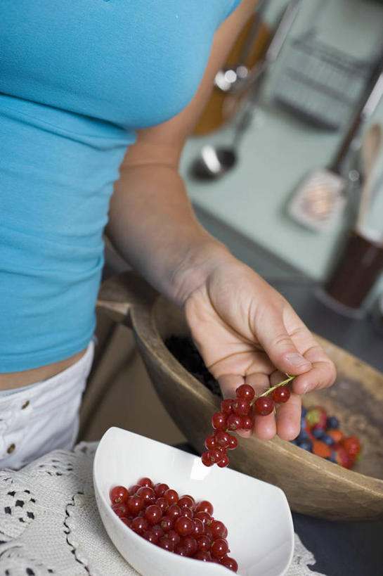 西方人,一个人,站,竖图,俯视,室内,特写,白天,浆果,水果,欧洲,欧洲人,仅一个年轻女性,仅一个女性,仅一个人,一堆,许多,握,阴影,堆叠,堆积,服装,朦胧,模糊,新鲜,反射,影子,陶瓷,灯笼果,生食,食品,果实,陶瓷制品,休闲装,食物,衣服,红色,白色,容器,碗,站着,休闲,休闲服,握着,服饰,有机食品,绿色食品,储藏,堆,储存,红醋栗,年轻女性,女人,女性,白种人,醋栗,站立,半身,彩图,高角度拍摄,贮存