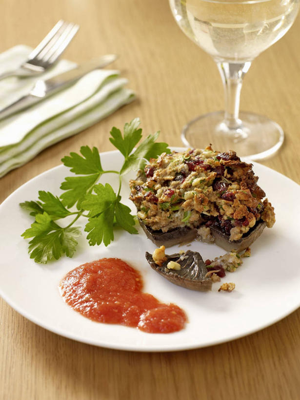 无人,竖图,俯视,室内,特写,白天,餐桌,桌子,芹菜,蔬菜,杯子,餐具,阴影,新鲜,反射,木制,布料,叉子,刀叉,刀子,碟子,高脚杯,盘,影子,菌菇,香菇,调料,酱料,酱汁,佐料,食品,红酒杯,调味品,调味料,菌类,布纹,酱,玻璃制品,桌布,食物,一个,白色,盘子,餐巾,酒杯,木制品,碟,台布,食用菌,有机食品,绿色食品,荷兰芹,欧芹,香芹,单个,餐台,葡萄酒杯,餐刀,餐叉,法香,巴西利,洋香菜,洋芫荽,法国香菜,旱芹菜,番荽,玻璃杯,进餐用具,彩图,高角度拍摄