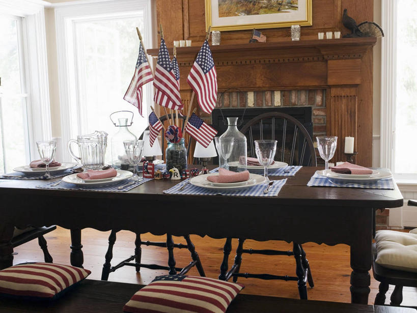 无人,家,横图,室内,白天,正面,壁炉,餐桌,地板,靠垫,桌子,杯子,餐具,旗帜,国旗,椅子,阴影,反射,木制,叉子,刀叉,刀子,碟子,高脚杯,盘,影子,房屋,木椅,屋子,公寓,靠枕,红酒杯,地面,洋房,楼房,木地板,星条旗,住宅,玻璃制品,盘子,酒杯,木制品,垫子,碟,枕头,取暖,美国国旗,餐台,葡萄酒杯,餐刀,餐叉,玻璃杯,进餐用具,旗,彩图,房子,美利坚合众国国旗,取暖设备