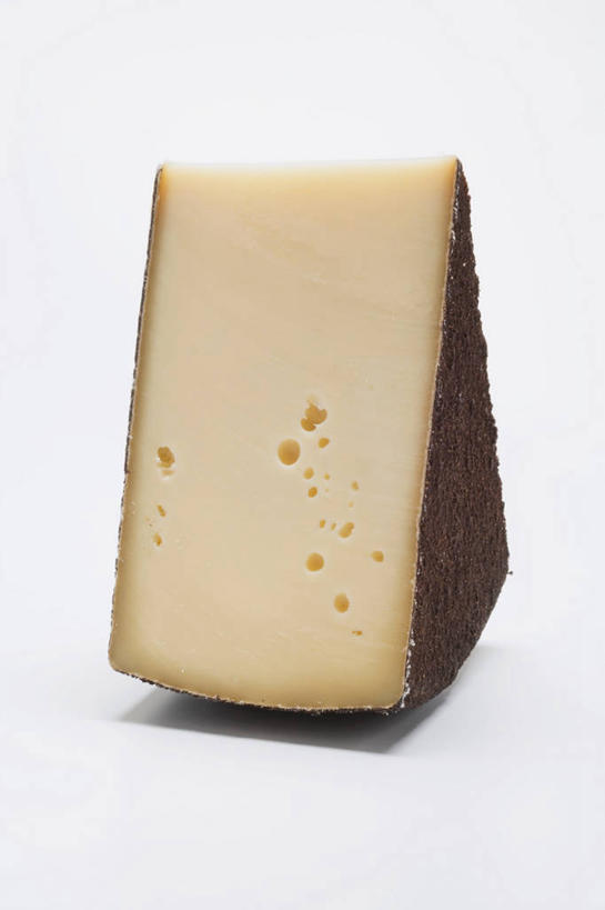 奶酪,无人,竖图,俯视,室内,特写,白天,白色背景,餐桌,桌子,一块,阴影,反射,影子,干酪,起司,芝士,营养,乳酪,摄影,影棚,餐台,乳制品,发酵,曼彻格奶酪,曼彻格芝士,彩图,高角度拍摄,影棚拍摄,拍摄