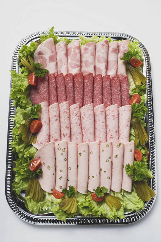 无人,竖图,俯视,室内,特写,白天,白色背景,餐桌,桌子,黄瓜,蔬菜,餐具,金属制品,一排,许多,阴影,新鲜,整齐,反射,金属,碟子,盘,影子,生菜,莴苣,肉,食品,火腿,猪肉,肉类,食物,腌制,排列,盘子,碟,摄影,有机食品,绿色食品,影棚,餐台,队列,肉食,豚肉,春菜,鹅仔菜,莴仔菜,千金菜,叶用莴苣,熏制,火肉,兰熏,猪腿,青瓜,胡瓜,彩图,高角度拍摄,影棚拍摄,拍摄